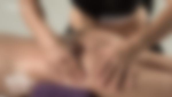 Ekrāna paņemšana #10 no filmas Svētlaimīgā ķermeņa masāža