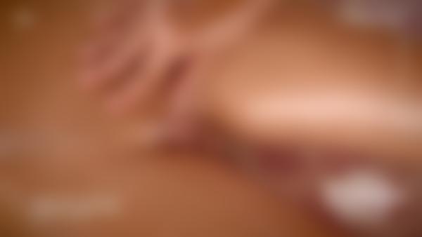 Skærmgreb #10 fra filmen Udendørs sensuel massage