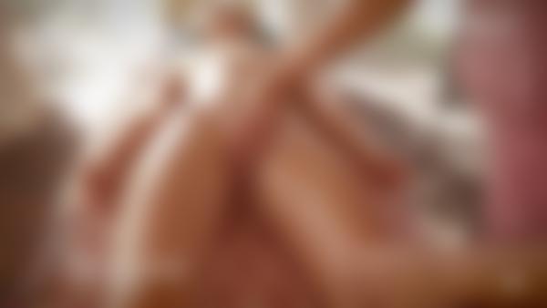 Skærmgreb #12 fra filmen Udendørs sensuel massage